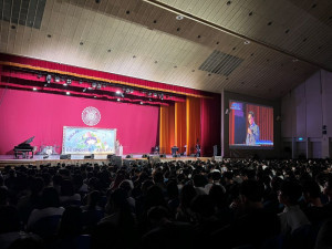 東海大學8日晚間舉行115學年度「大學入門」新生開學典禮，今年以「Response・Ability」為主題，將「責任」重新詮釋為回應的能力。(圖/東海大學)