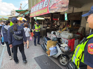 中壢警分局針對新明市場及周邊道路執行跨機關聯合稽查。