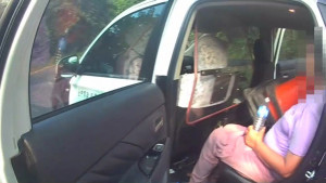 員警深入山區尋獲倒臥路旁老婦，帶返派出所休息並護送平安返家。（圖/中市五分局）