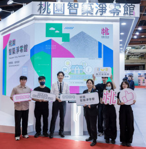 都發局邱英哲副局長出席參觀智築淨零館，並與市府團隊合照。