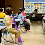 衛福部樂生醫院物理治療師王若芸，帶領糖尿病病友體驗坐姿彈力帶阻力訓練。(照片提供：樂生醫院)