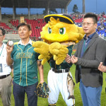 寶碩集團董事長許榮唐（左二）與台灣銘板股份有限公司董事長許嘉濬（右二）同框。（陳致愷翻攝）