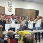 許淑華與張嘉哲等人接受支持者高喊凍蒜。（記者扶小萍攝）