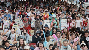 台中舊火車站廣場湧入逾4千人，親子同樂參與交通安全月音樂祭活動。（圖/讀者提供）