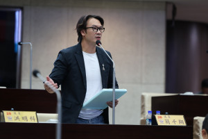 簡千翔指教師節禮金寒酸且應發送現金。（簡千翔服務處提供）