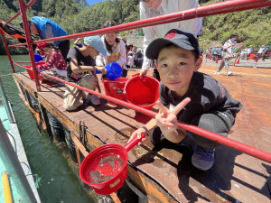 梨山國中小、平等國小師生參與魚苗放流德基水庫。