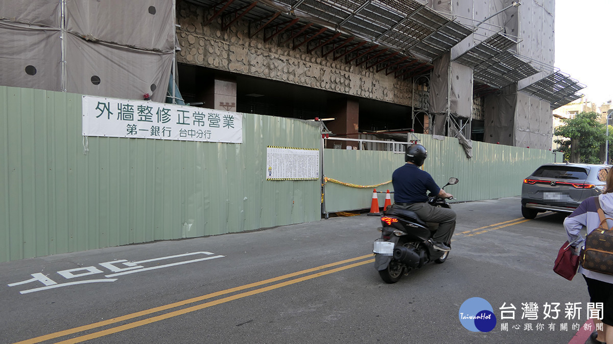 第一銀行外牆施工出事！工人遭雜物砸中受困搶救仍不治。（圖/陳招宗 攝）