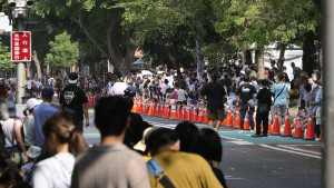 2026臺中國際踩舞嘉年華北區場吸引大批民眾參與，散場後上演暖心尋童記。（圖/陳招宗 攝）