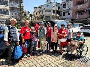 杜華志工協助杜華社福服務之獨居長者開心返家。