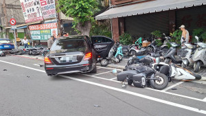 中市轎車清晨失控「飄移」　一路撞28汽機車。（圖/中市警二分局提供）