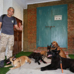 搜救犬教官周聰吉分享921之後臺灣搜救犬發展及人犬共同執行生命救援的故事。（縣府提供）