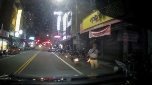 幼童突發不適，家屬攔下巡邏警車求助，台中警火速送醫爭取救治時間。（圖/陳招宗 翻攝）