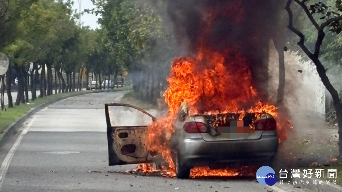 大里環河路驚傳火燒車，轎車瞬間成火球，消防撲滅後車內驚見1人OHCA。（圖/陳招宗 翻攝）