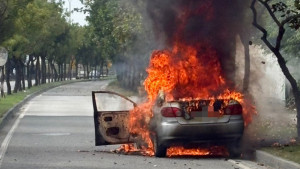 大里環河路驚傳火燒車，轎車瞬間成火球，消防撲滅後車內驚見1人OHCA。（圖/陳招宗 翻攝）