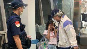 女童未跟上爺爺搭車哭站台，捷警聯手站務員助祖孫12分鐘團聚。（圖/陳招宗 翻攝）