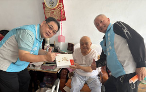 新竹榮服處鞠宗顯處長(左)偕同社區志願服務組長訪視榮民，關懷生活近況。