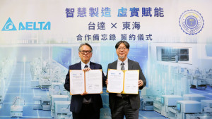東海大學副校長張嘉修(右)、台達機電事業群副總經理巫泉興 （左）代表雙方簽訂產學合作備忘錄。(圖/東海大學)