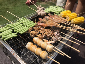 營養師提醒大家烤肉勿忘搭配蔬菜等。（南投醫院提供）