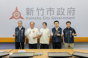 竹市警肅槍奪全國丙組第1、緝毒評核特優獲中央肯定，警察局獻獎。