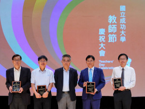 孟儒校長頒發年度名譽教授獎