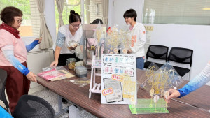 嶺東科技大學樂齡大學新學期開學典禮，由「一串糖工作坊」帶來AI畫糖體驗。(圖/嶺東科技大學)