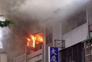 中秋連假首日，台中南區大慶街透天厝3樓傍晚突發火警。（圖/陳招宗翻攝）