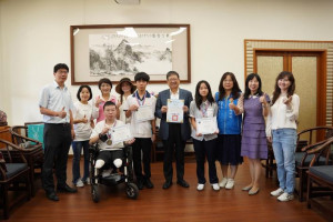 楊文科縣長表揚新竹縣學子周芷聿、周君嶧、邱子彧。