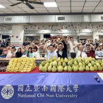 暨大國際專修部與緬甸特輔班，於台中校區準備柚子、蛋黃酥、肯德基與披薩，陪伴學生一起過中秋節。（暨大提供）