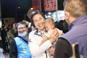 徐欣瑩提出「加強增設夜間、假日的臨時托育系統」，補足現有托育制度的時間缺口。