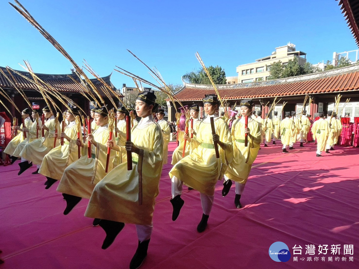 彰化祭孔循古禮獻六佾舞，王惠美感謝教師奉獻。圖／彰化縣政府提供