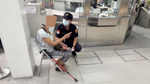 73歲婦捷運站徘徊2小時　手機剩2%警暖心助返家。（圖/陳招宗翻攝）