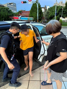 忘記帶錢遇暖警，壢警耐心協調助青年平安返家 。 　