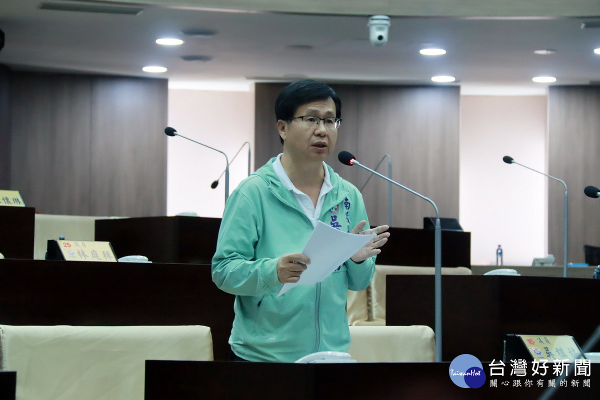 吳議員說消防人員勤務繁重應休假都休不了，應補發經費。（記者扶小萍攝）