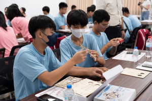 臺中市立清水高中AI實驗班35名學生走進嶺東科技大學，參加「新興科技發展計畫－無人機體驗營」實作木製無人機DIY組裝。(圖/嶺東科技大學)