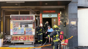 潭子雅潭路透天厝起火，67歲婦人受困套房，消防員電話引導避難後救出送醫。（圖/陳招宗翻攝）