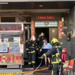 潭子雅潭路透天厝起火，67歲婦人受困套房，消防員電話引導避難後救出送醫。（圖/陳招宗翻攝）