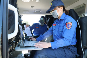 火場勘察車結合行動辦公室及行動實驗室功能。