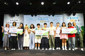 暨大楊嫚妮同學（右三）作品，於「115年青年暑期社區職場體驗計畫」全國成果競賽中榮獲「優等」，與獲獎學生及與會貴賓合影。（暨大提供）