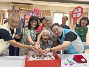 新竹榮服處鞠宗顯處長(右一)、服務同仁與武陵里里長(左一)，與百歲榮民馮爺爺(中)。