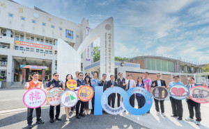 桃園市長張善政前往桃園高中，出席「第100所通學廊道－桃園高中竣工視察」。