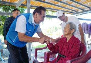 副縣長徐元棟與101歲莊張茶妹開心打招呼。