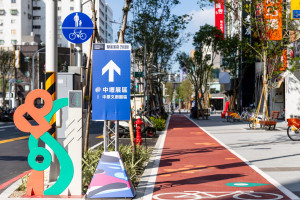 桃園市政府都市發展局邀請民眾自中壢火車站租借YouBike自行車，沿著復興路彩繪自行車道前進參觀台灣設計展，欣賞中壢舊城公共藝術。
