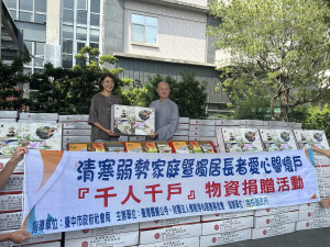 許縣長感謝靈巖山寺發揮慈悲濟世精神，再捐出300份愛心食物箱關懷獨居長者。（記者扶小萍攝）