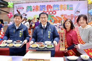 黃偉哲出席第七屆學校午餐廚藝競賽，以「美味調色盤料理」為主題，邀請來自30校的校廚同台競技。