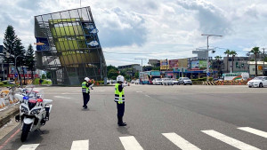國慶連假將湧現返鄉及旅遊車潮，台中警方提前部署交通疏導，並運用空拍機掌握即時路況。（圖/台中市警局提供）