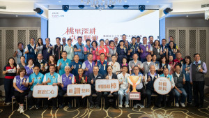 桃園市長張善政出席「桃園市115年特優里長表揚活動」與獲選特優里長合影。