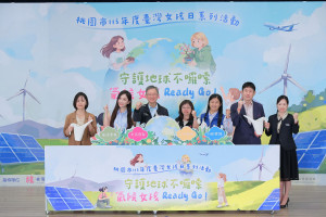 王明鉅副市長(左三)、代言人蔡尚樺(左二)、婦幼發展局杜慈容局長(左四)、陳美梅議員(右三)、環保局長顏己喨(右二)、性平辦王瓊慧執行長(右一)，共同啟動氣候女孩「氣候素養、女孩發聲、公共參與及行動實踐」開跑儀式。
