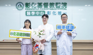 彰基心臟內科引進雙能量消融導管，為複雜心律不整患者洪小姐(左)提供治療新選擇。圖／記者鄧富珍攝