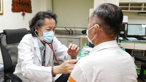 天冷心肌梗塞風險升，醫生提醒：上腹痛、冒冷汗也可能是警訊。圖／秀傳提供