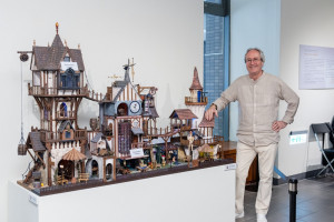 英籍袖珍藝術家Gerry Welch於中原大學藝術中心展出四十餘年創作精華，帶領觀眾走入充滿奇幻想像的微型藝術世界。